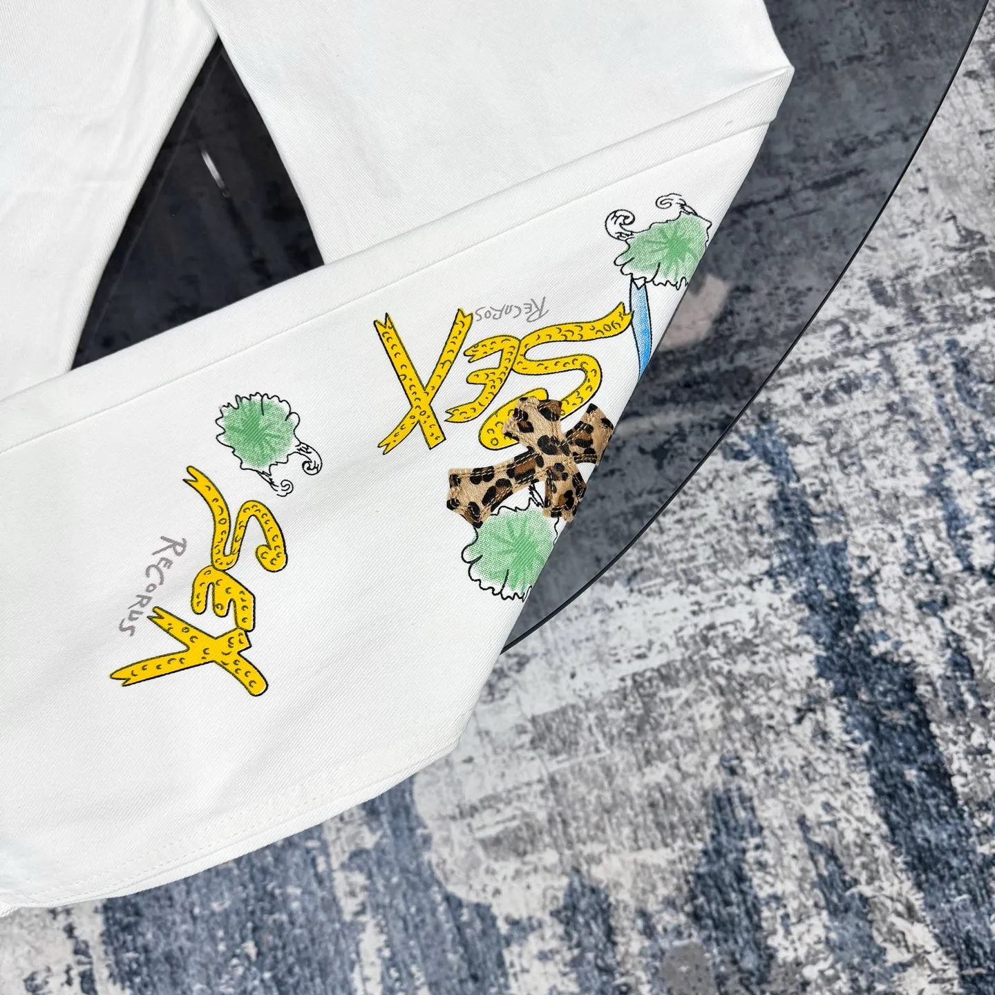 P250 Chrome Hearts & Chrome Hearts high street jeans with leopard pattern and vintage graffiti painting on white background. Chrome Hearts are the most popular pants in color. Made of beaded canvas fabric, heavy washing makes the upper body of the fabric more textured and the pants are tall and straight! The three-dimensional cutting of the whole trousers is a masterpiece! The hardware is customized by zp. The beaded canvas fabric is thick and soft after being washed. It has good breathability. Customized small leather label. Unique design. The details are simple and elegant, and the workmanship is exquisite. The whole trousers are neatly routed and the details are in place! Trendy people have been disappointed. From the quality selection of fabrics, the tailoring of details, and the matching of patterns, everything is impeccable! The upper body is so handsome when worn...it can be easily worn by men, women and children! The craftsmanship is made of heavy-duty washed pure cotton denim fabric. After washing, it is soft and thick and looks very stylish when worn. Color: White Size: 28 30 32 34 (S-XL)